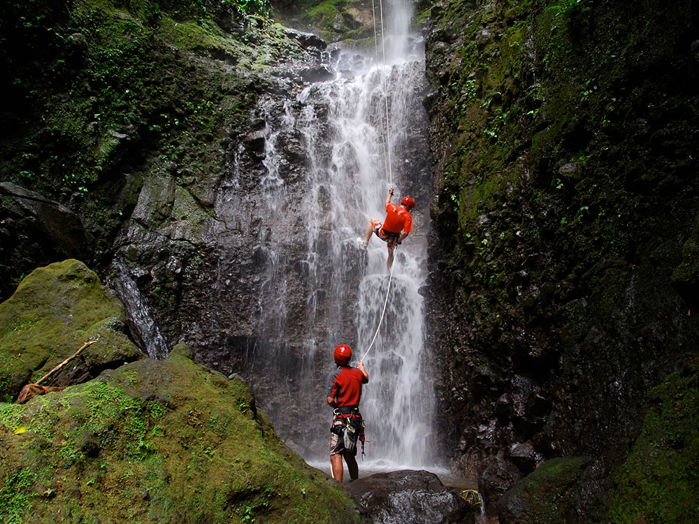 waterfall-rapelling-1000x750